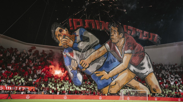 אוהדי הפועל תל אביב בדרבי (צילום: שירה קז)