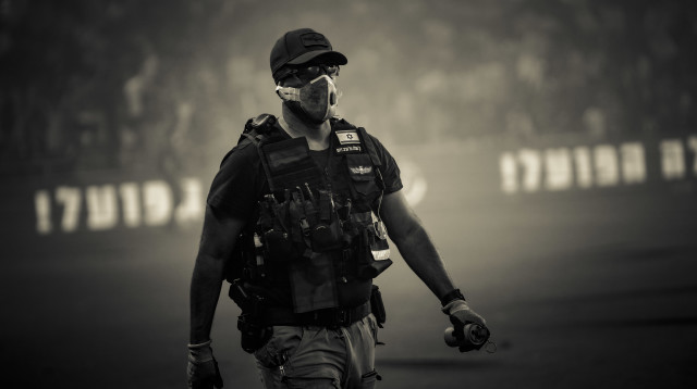 שוטר בדרבי התל אביבי שבוטל (צילום: שירה קז)