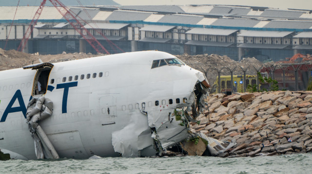 מטוס הנוסעים שהתרסק אל תוך הים בהונג קונג (צילום: רויטרס)