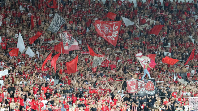 אוהדי הפועל תל אביב (צילום: אודי ציטיאט)