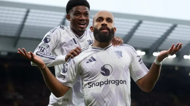 יונייטד תנצח באנפילד לראשונה מאז ינואר 2016? בריאן אמבומו חוגג עם אמאד דיאלו (צילום: רויטרס)