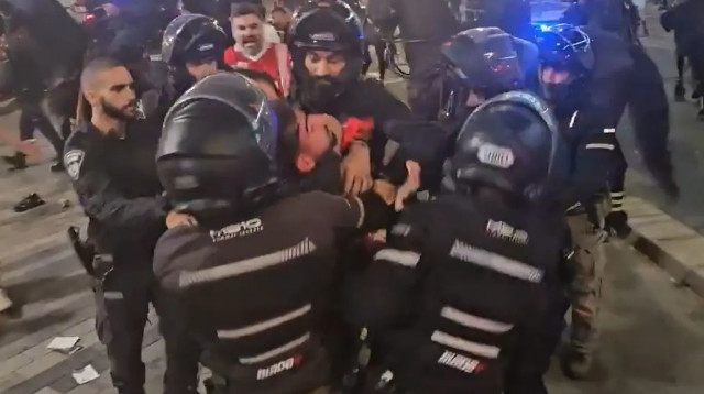 שוטרים תוקפים אוהד של הפועל תל אביב (צילום: צילום מסך, .)