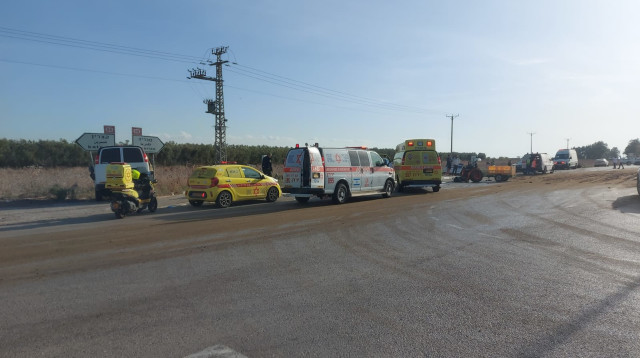 תאונת דרכים קשה בין טרקטור למשאית בכביש 98 (צילום: תיעוד מבצעי מד''א)