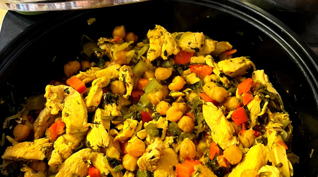 חזה עוף וקארי חומוס (צילום: פסקל פרץ-רובין)