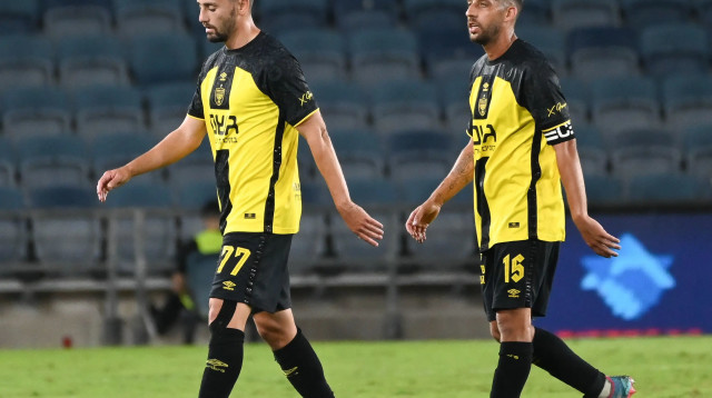 דור מיכה, עומר אצילי שחקני בית"ר ירושלים מאוכזבים (צילום: ברני ארדוב)