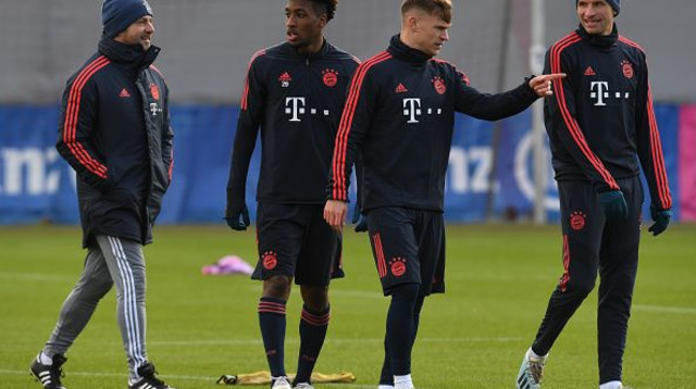 שחקני באיירן עם פליק (צילום: CHRISTOF STACHE / Contributor)