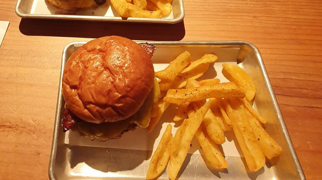 Hundred Burgers (צילום: רשתות חברתיות)