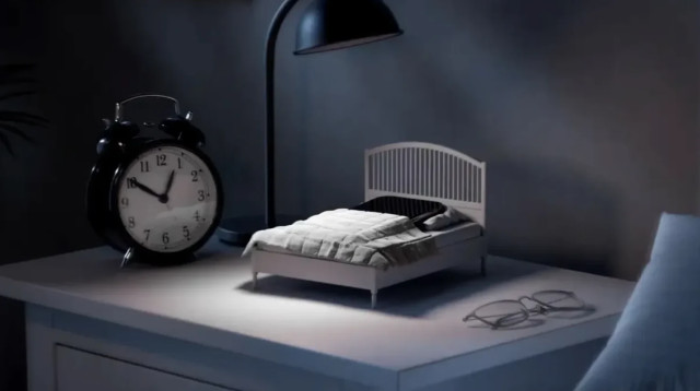 מיטה זעירה לסמארטפון של איקאה  (צילום: צילום מסך)