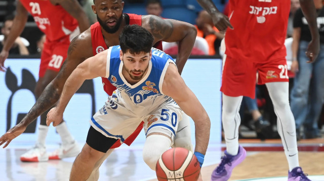 כריס ג'ונסון הפועל ירושלים לצד יובל שניידרמן מכבי רמת גן (צילום: ברני ארדוב)