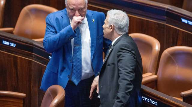 ליברמן ולפיד במליאת הכנסת  (צילום: חיים גולדברג)