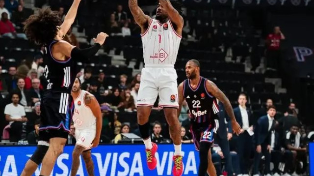 שתי הקבוצות רצות ללא הפסקה. כריס ג'ונס (צילום: אתר רשמי, הפועל "IBI" תל אביב)