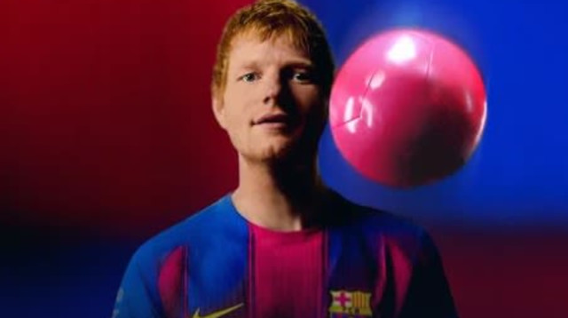 אד שירן בסגל הרשמי של ברצלונה (צילום: צילום מסך)