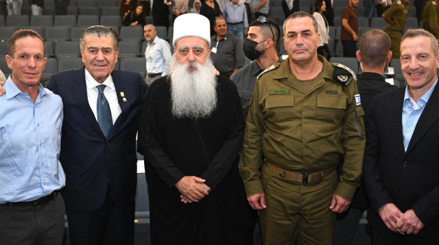 מנכ"ל משרד הביטחון ברעם, הרמטכ"ל זמיר, השייח' טריף, חיים סבן ומנהל FIDF נדב פדן (צילום: אורי שמש)