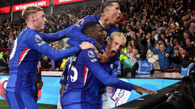 שחקני צ'לסי חוגגים עם גרנאצ'ו (צילום: Gettyimages)