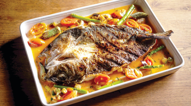 דג לברק ורטטוי ירקות. מסעדת תלם (צילום: אסף קרלה)