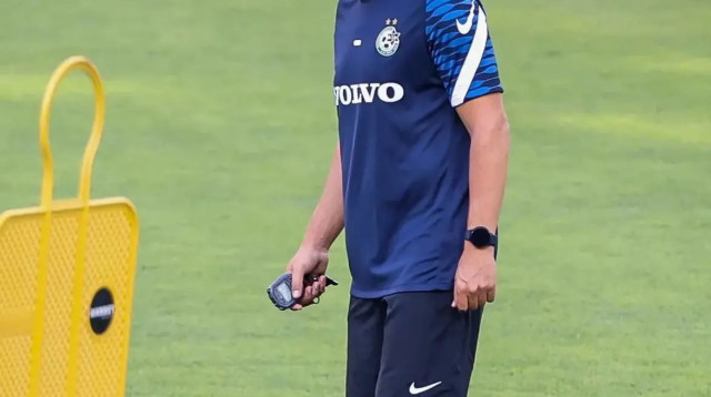 ברק בכר מאמן מכבי חיפה באימון (צילום: מאור אלקסלסי)