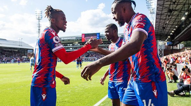 זאהה ומאטטה במדי קריסטל פאלאס (צילום: Sebastian Frej/MB Media)