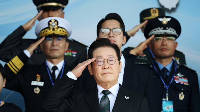 נשיא דרום קוריאה לי ג'ה מיונג בטקס הוקרת הצבא (צילום: רויטרס)