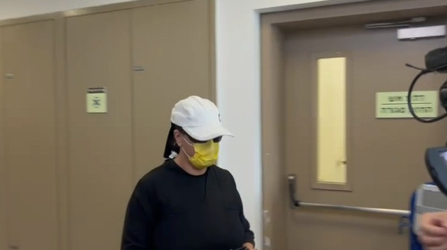 אליזה כהן צמח בכניסה לדיון (צילום: מאיה כהן)