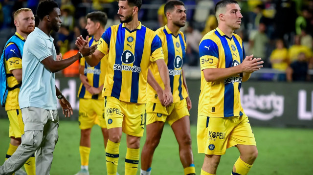 שחקני מכבי תל אביב מול הקהל, אושר דוידה מימין (צילום: אריאל שלום)