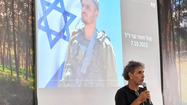 בתמונה זה עזרא נגר אביו של תומר נגר בהרצאה לעובדי חברת מפרולייט (מקבוצת SK) (צילום: יח"צ)