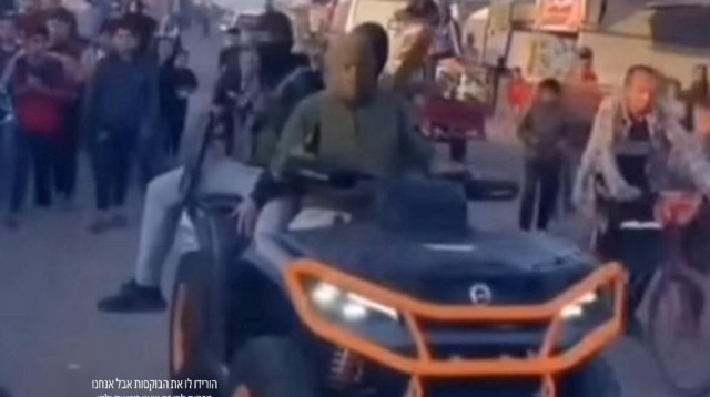 הטרקטורון הגנוב, ומחבלי חמאס בעזה רכובים עליו (צילום: רשתות ערביות)