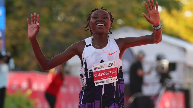 רצת המרתון הקנייתית רות צ'פנגטיץ' במרתון שיקגו 2024 (צילום: GettyImages, Michael Reaves)