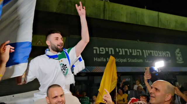 קבלת פנים למתן אנגרסט באצטדיון סמי עופר בחיפה (צילום: חן ליאופולד)
