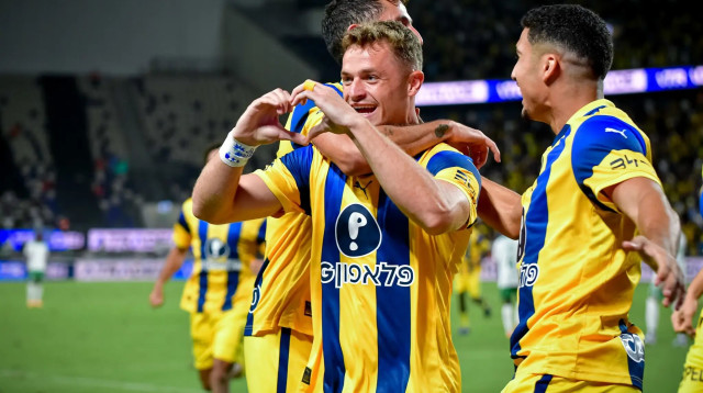 איתמר נוי שחקן מכבי תל אביב חוגג שער (צילום: אריאל שלום)