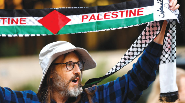 מפגין פרו-פלסטיני בפורטלנד (צילום: רויטרס)
