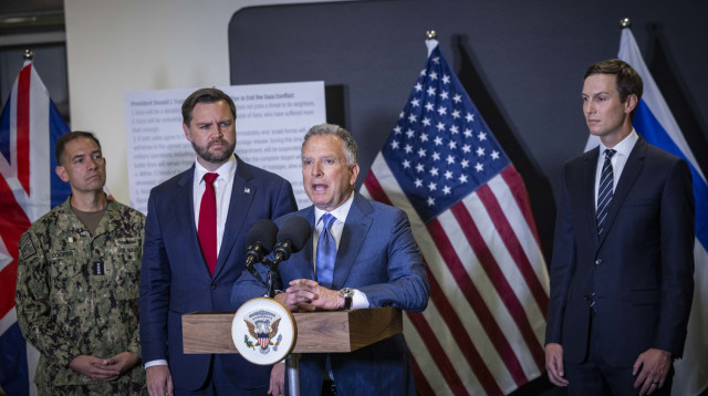 קושנר, ויטקוף וואנס בבסיס האמריקאי בקרית גת (צילום: חיים גולדברג פלאש 90)