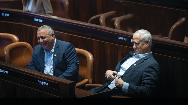 בני גנץ וגדי איזנקוט בכנסת (צילום: יונתן זינדל פלאש 90)