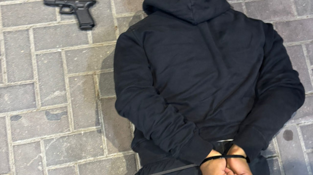 קטין תושב שכונת ג'ואריש בעיר רמלה נעצר עם אקדח (צילום: דוברות המשטרה)