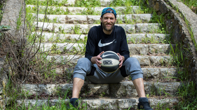 "אמא מספרת שפעם חזרתי בוכה ומתוסכל אחרי הפסד, וגזרתי לה את השטיח". דורון שפר (צילום: לירון מולדובן)