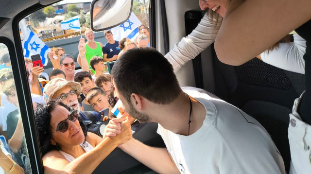 אלון אהל מקבל חיבוק מעם ישראל בדרכו הביתה (צילום: פרו אסטרטגיה)