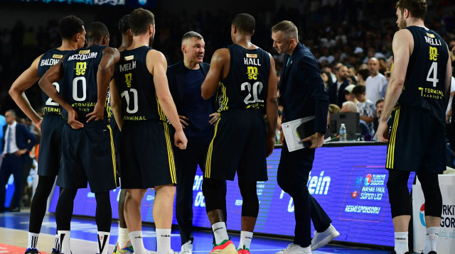 שחקני פנרבחצ'ה סביב מאמן הקבוצה, שארונס יאסיקביצ'יוס (צילום: GettyImages)