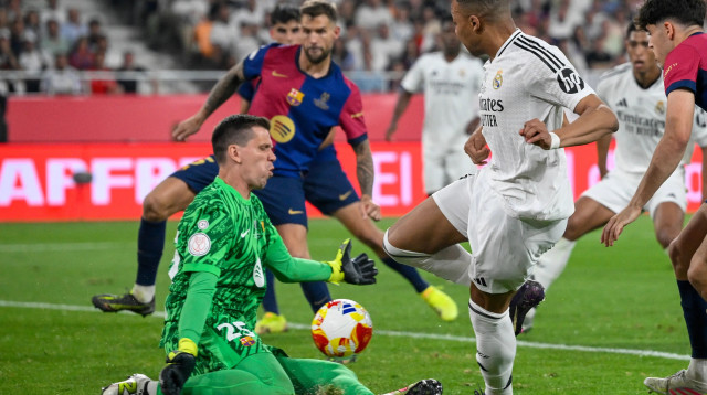 קיליאן אמבפה שחקן ריאל מדריד מול וויצ'ך שצ'סני שוער ברצלונה (צילום: GettyImages, JOSEP LAGO/AFP)