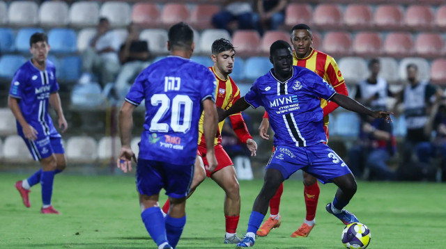 ז'וסלן טאבי שחקן הפועל פתח תקוה מול אורי עזו שחקן מ.ס. אשדוד (צילום: לירון מולדובן)