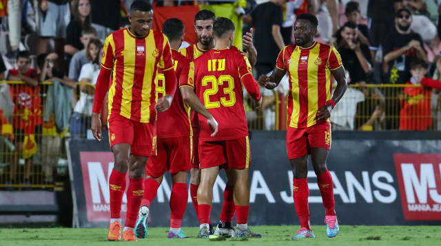 שחקני מ.ס. אשדוד חוגגים עם יוג'ין אנסה (צילום: לירון מולדובן)