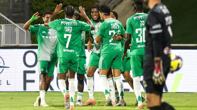 שחקני מכבי חיפה חוגגים (צילום: קובי אליהו)