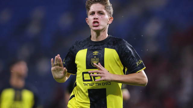 עדי יונה חוגג שער לזכות בית"ר ירושלים (צילום: מאור אלקסלסי)