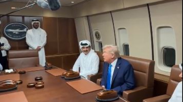 נשיא ארה"ב דונלד טראמפ עם נציגי קטאר במטוס איירפורס 1 (צילום: צילום מסך רשתות חברתיות)