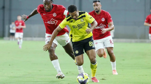 שחקן מכבי נתניה מתאוס דאבו לפני שחקן הפועל תל אביב פרנן מאיימבו (צילום: דני מרון)