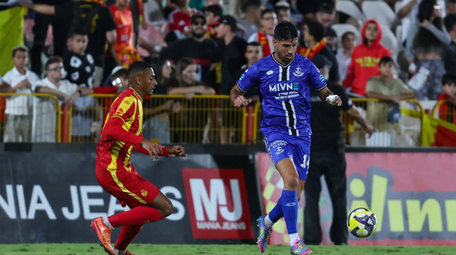 יונתן כהן שחקן הפועל פתח תקוה מול מוחמד עאמר שחקן מ.ס. אשדוד (צילום: לירון מולדובן)