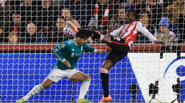 דנגו ווטארה שחקן ברנטפורד כובש מול ליברפול (צילום: אימג'בנק  GettyImages)