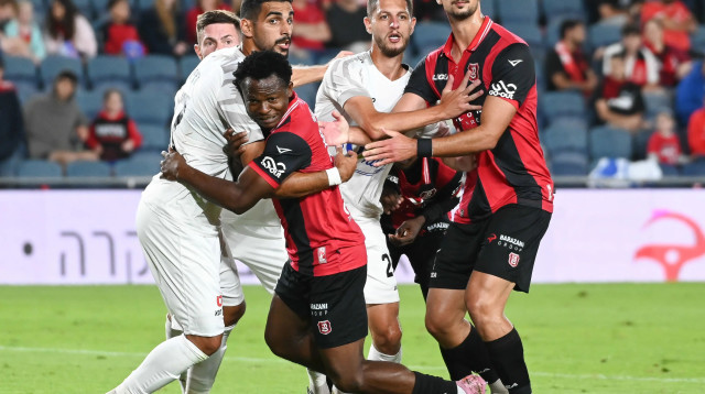 יונתן ליש, אנדרו אידוקו שחקני הפועל ירושלים מול אחמד סלמן, חסן חילו שחקני בני סכנין (צילום: ברני ארדוב)