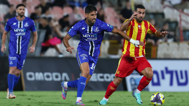 רועי גורדנה שחקן מ.ס. אשדוד מול יונתן כהן שחקן הפועל פתח תקוה (צילום: לירון מולדובן)