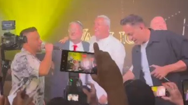 איתמר בן גביר וקובי פרץ בחגיגות יום ההולדת (צילום: יחצ)