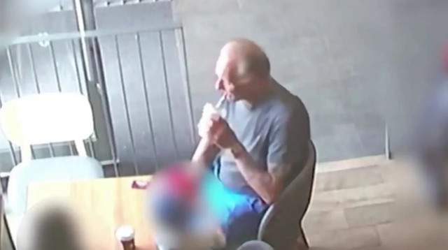 דרק מרטין והילדים במקדונלדס - לאחר שרצח את ההורים שלהם (צילום: SWNS,Sussex Police)