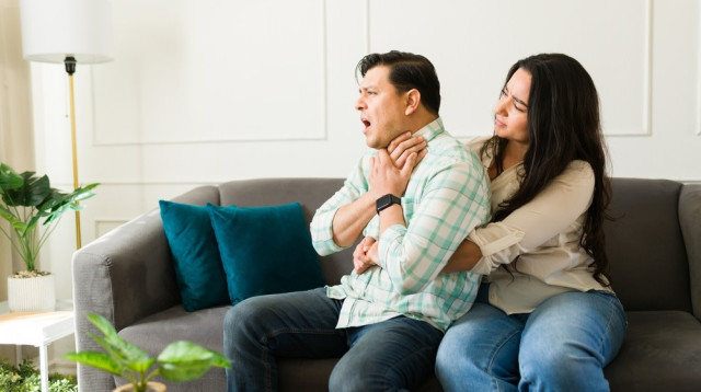 טיפול בחנק. מתחילים בטפיחות גב  (צילום: שאטרסטוק)